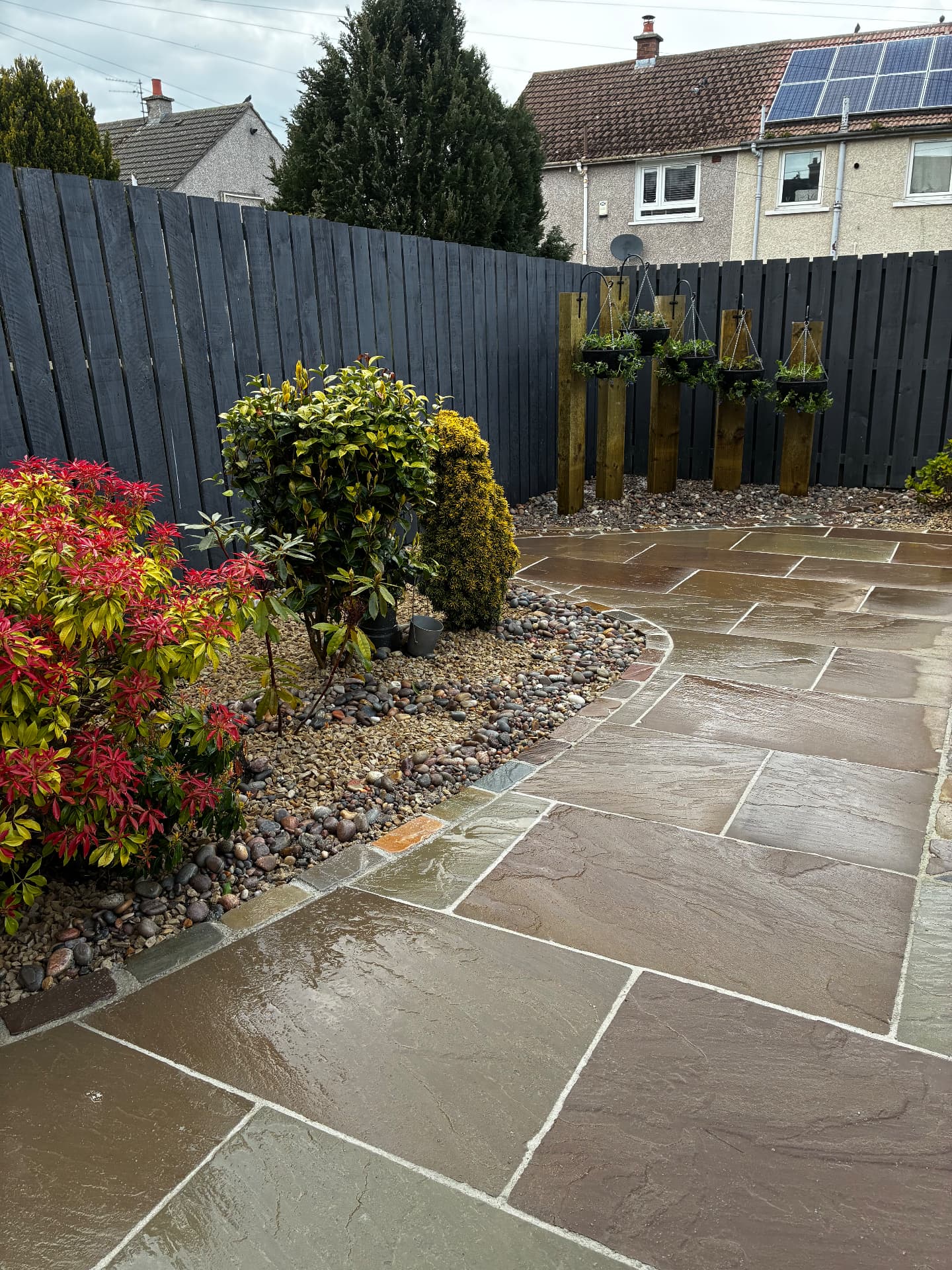 Curved Raj green sandstone patio with setts and decorative gravel in Northfield, Aberdeen